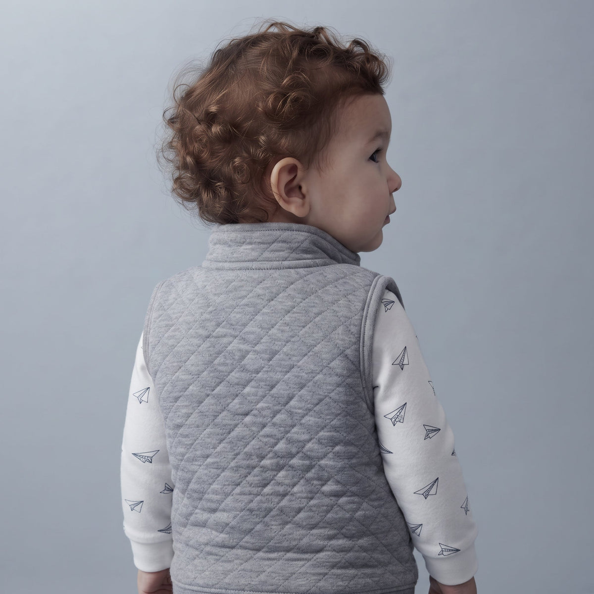 Bebé con conjunto EmpiBy de 3 piezas: chaleco acolchado gris, body blanco con estampado y pantalón a rayas