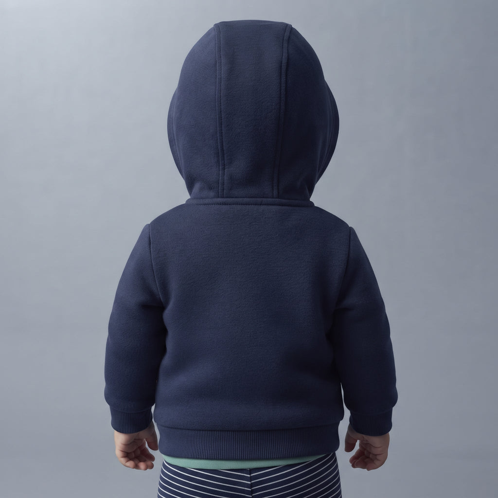 Vista trasera de EmpiBy conjunto de bebé con chaqueta azul con capucha, body verde y pantalón de rayas