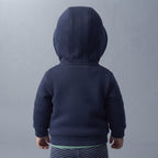 Vista trasera de EmpiBy conjunto de bebé con chaqueta azul con capucha, body verde y pantalón de rayas