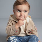 Bebé con conjunto EmpiBy de chaqueta caqui con capucha y pantalón de mezclilla azul con estampado de Mickey Mouse