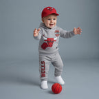 Bebé con conjunto EmpiBy de sudadera gris y jogger Chicago Bulls con gorra roja y balón de baloncesto