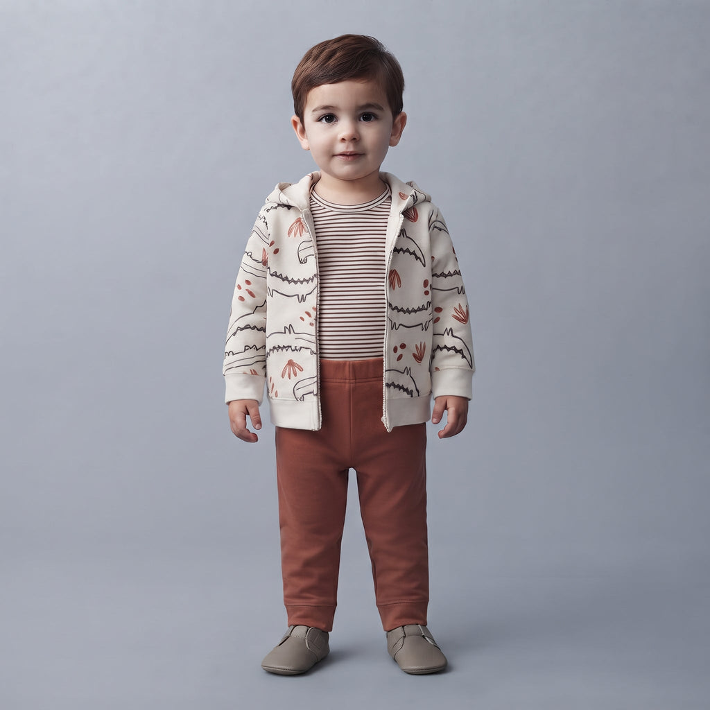 Niño pequeño vistiendo conjunto EmpiBy de 3 piezas: chaqueta con estampado de cocodrilos, body a rayas y pantalón café