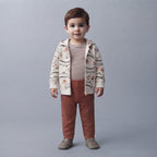 Niño pequeño vistiendo conjunto EmpiBy de 3 piezas: chaqueta con estampado de cocodrilos, body a rayas y pantalón café