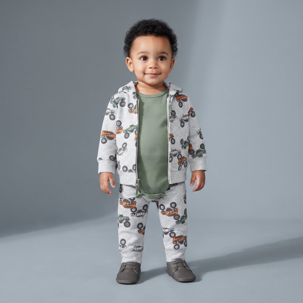 Bebé niño vistiendo conjunto EmpiBy de 3 piezas: hoodie gris con estampado de cuatrimotos, body verde y pantalón a juego