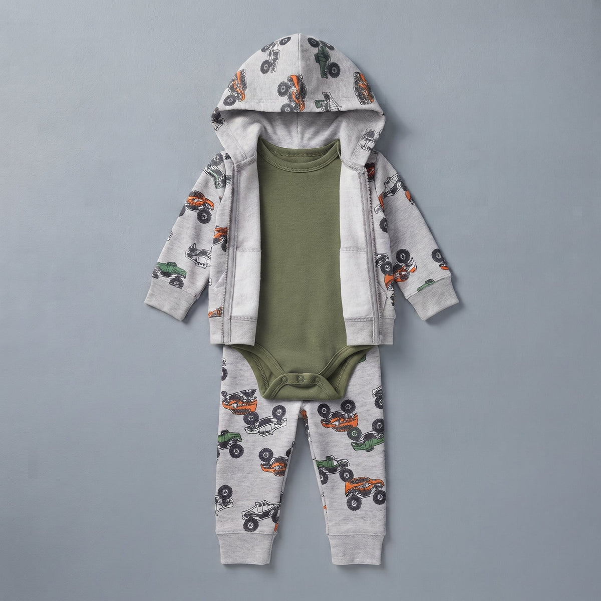 Conjunto EmpiBy de 3 piezas para bebé niño con estampado de cuatrimotos, incluye hoodie gris, body verde y pantalón.
