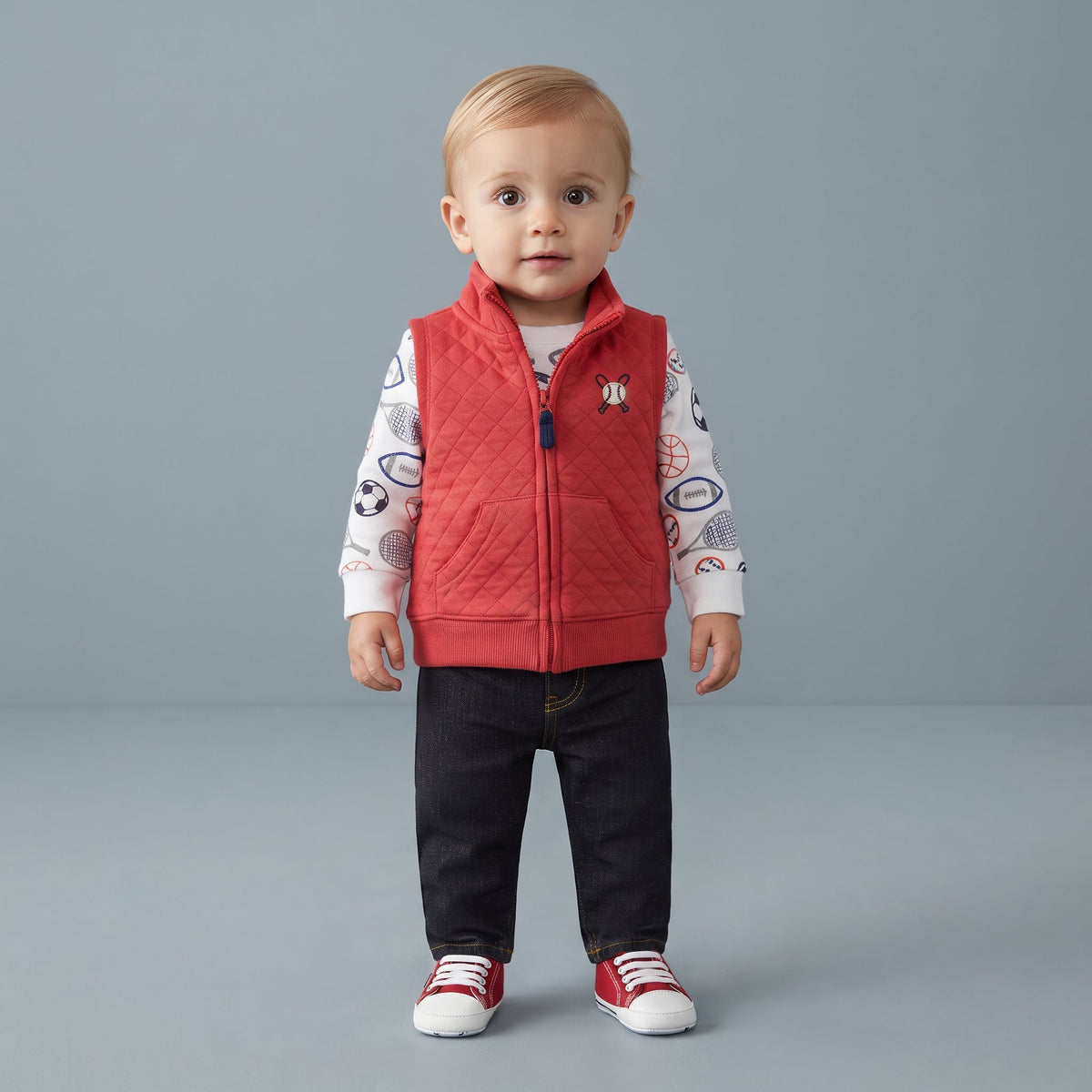 Bebé con conjunto EmpiBy de 3 piezas: chaleco acolchado rojo, body estampado de deportes y pantalón de mezclilla.