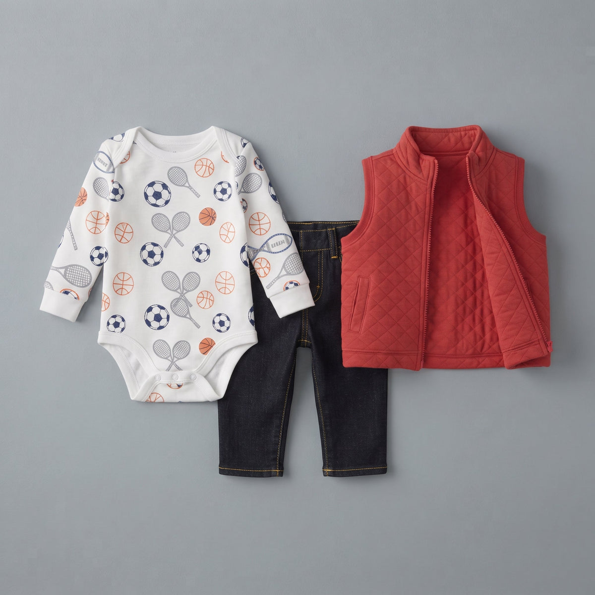 Conjunto EmpiBy de 3 piezas para bebé: body estampado, chaleco acolchado rojo y pantalón de mezclilla oscuro.