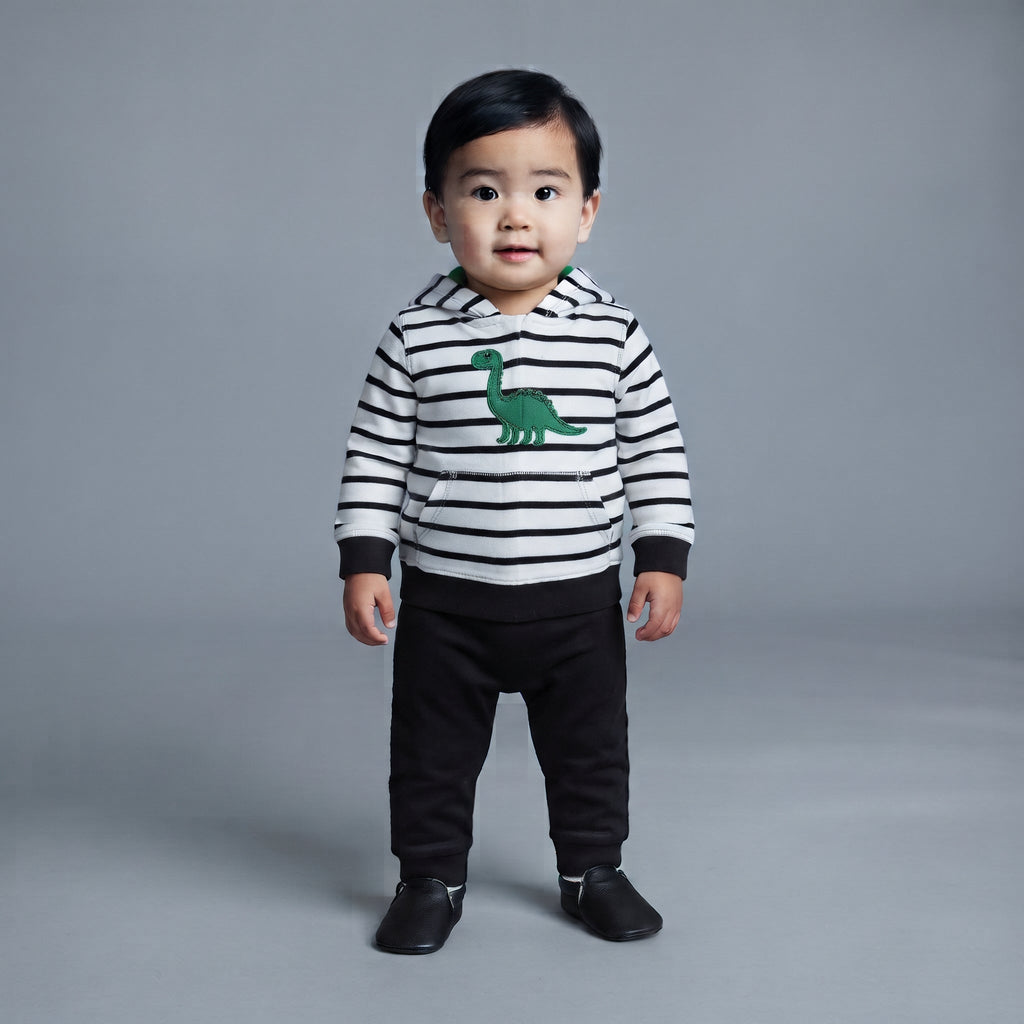 Bebé con conjunto EmpiBy de 3 piezas: buzo a rayas con dinosaurio, pantalón negro y body, estilo casual y cómodo.