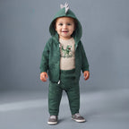 Conjunto EmpiBy de 3 piezas para bebé: chaqueta verde con cresta, body beige con T-Rex y pantalón estampado a juego.