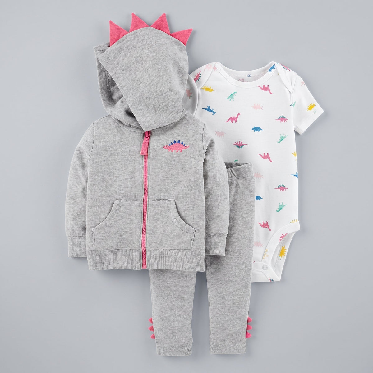 Conjunto EmpiBy de 3 piezas para bebé: chaqueta gris con capucha de dinosaurio, body blanco y pantalón a juego.