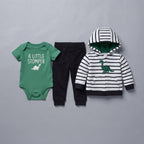 Conjunto EmpiBy de 3 piezas para bebé: body verde, pantalón negro y sudadera a rayas con estampado de dinosaurio.