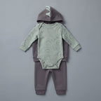 Conjunto EmpiBy de 3 piezas para bebé: chaleco gris con capucha de dinosaurio, body verde con dinosaurios y pantalón.
