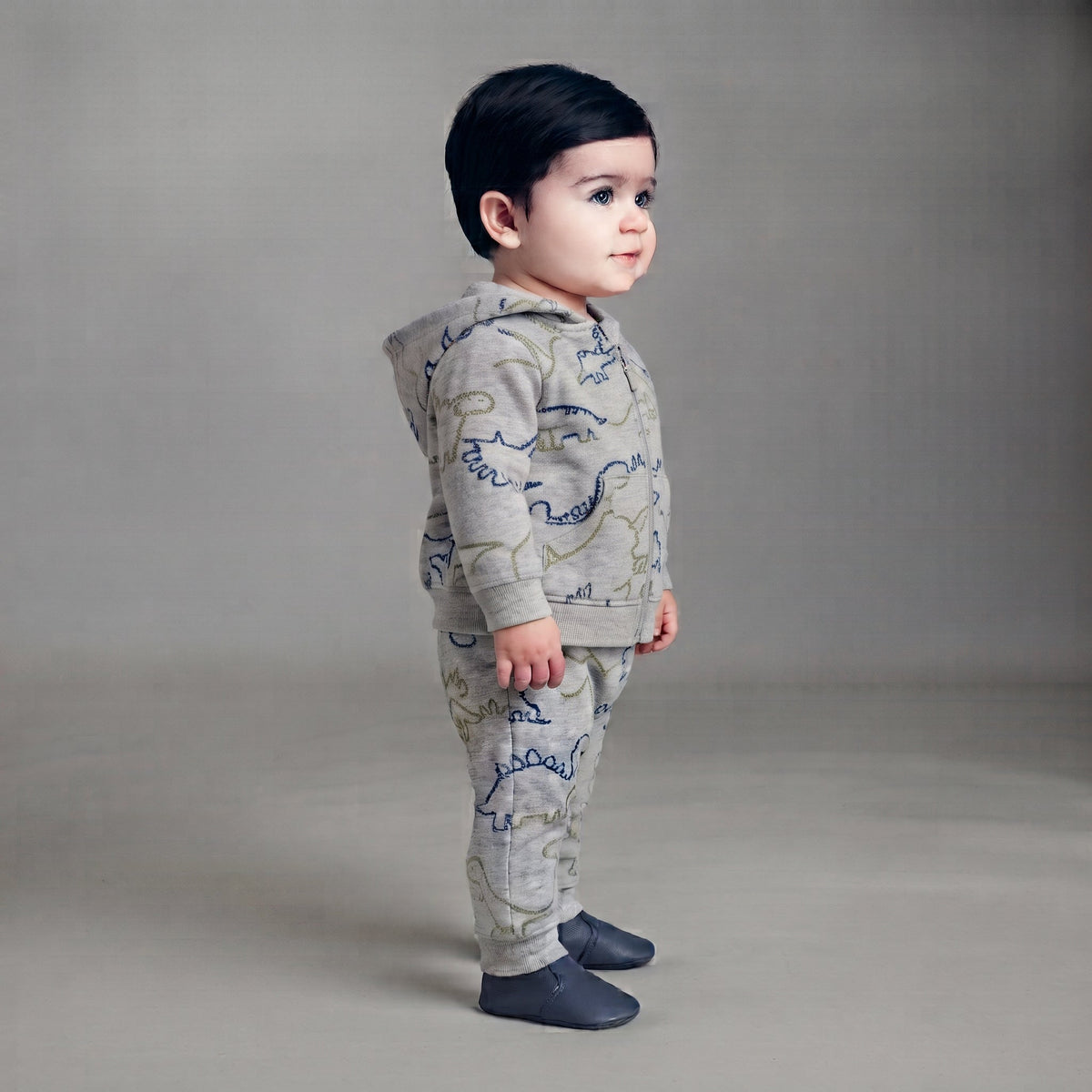 Bebé con conjunto de 3 piezas EmpiBy gris con estampado de dinosaurios, chaqueta con capucha y pantalón cómodo.