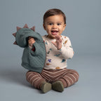 Bebé sonriente con conjunto EmpiBy de 3 piezas: body de dinosaurios, pantalón a rayas y chaleco con capucha de dragón.