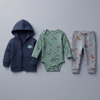 Conjunto EmpiBy de 3 piezas para bebé: chaqueta azul con capucha, body verde oliva y pantalón gris con dinosaurios.