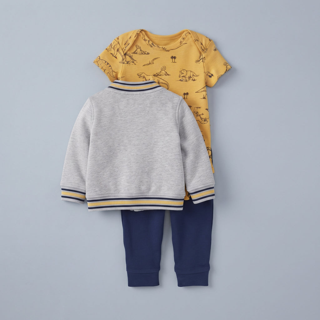 Conjunto EmpiBy de 3 piezas para bebé: chaqueta bomber gris, body amarillo con dinosaurios y pantalón azul marino.