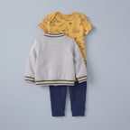 Conjunto EmpiBy de 3 piezas para bebé: chaqueta bomber gris, body amarillo con dinosaurios y pantalón azul marino.