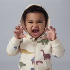 Bebé niño con conjunto EmpiBy de tres piezas con estampado de dinosaurios, chaqueta con capucha y crestas divertidas.