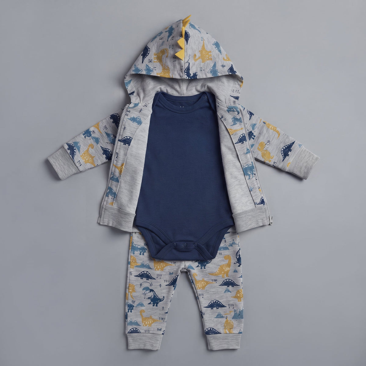 Conjunto EmpiBy de 3 piezas para bebé con estampado de dinosaurios, chaqueta con capucha y body azul marino.