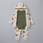 Conjunto EmpiBy de 3 piezas para bebé con estampado de dinosaurios, chaqueta con capucha, body verde y pantalón beige.