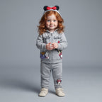 Niña pequeña con conjunto EmpiBy gris melange de Disney con sudadera de Minnie y Daisy y pantalón jogger a juego.