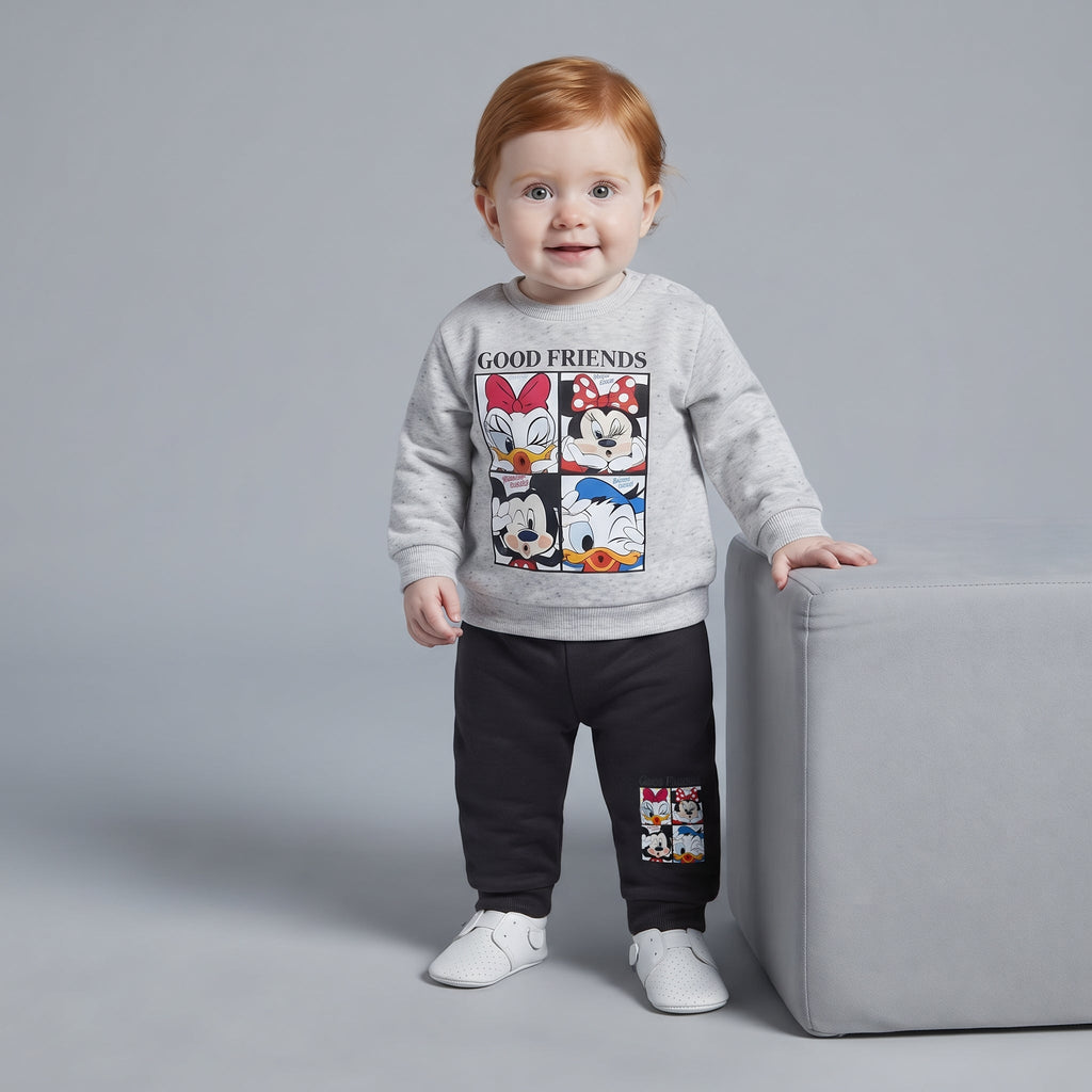 Bebé con conjunto EmpiBy de dos piezas: sudadera gris con estampado Disney y pantalón jogger negro cómodo.