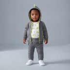 Bebé con conjunto EmpiBy de 3 piezas gris: chaqueta con capucha de dragón, body estampado y pantalón cómodo.