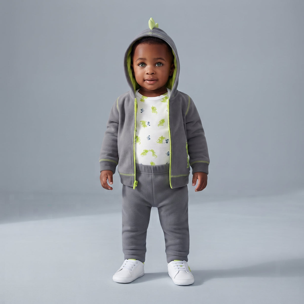 Bebé con conjunto EmpiBy de 3 piezas gris: chaqueta con capucha de dragón, body estampado y pantalón cómodo.
