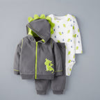 Conjunto EmpiBy de 3 piezas para bebé: chaqueta gris con capucha de dragón, body estampado y pantalón a juego.