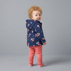 Bebé con conjunto EmpiBy de 3 piezas: chaqueta azul marino con flores, pantalón rosa salmón y body de lunares