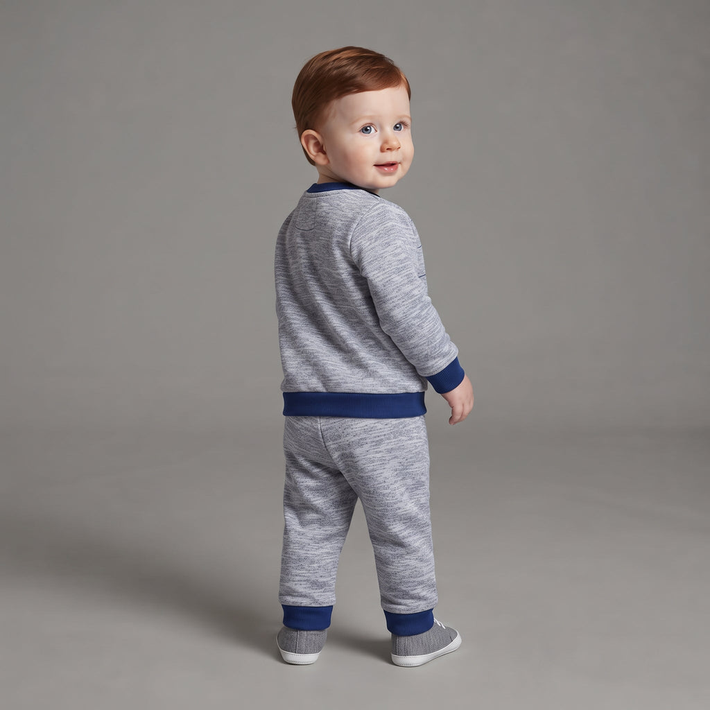 Bebé con conjunto de dos piezas EmpiBy gris melange y azul marino de Spider-Man, vista trasera de sudadera y jogger.
