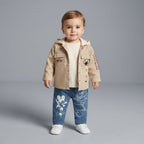 Bebé niño vistiendo conjunto EmpiBy con chaqueta caqui de Mickey Mouse y pantalones de mezclilla estampados