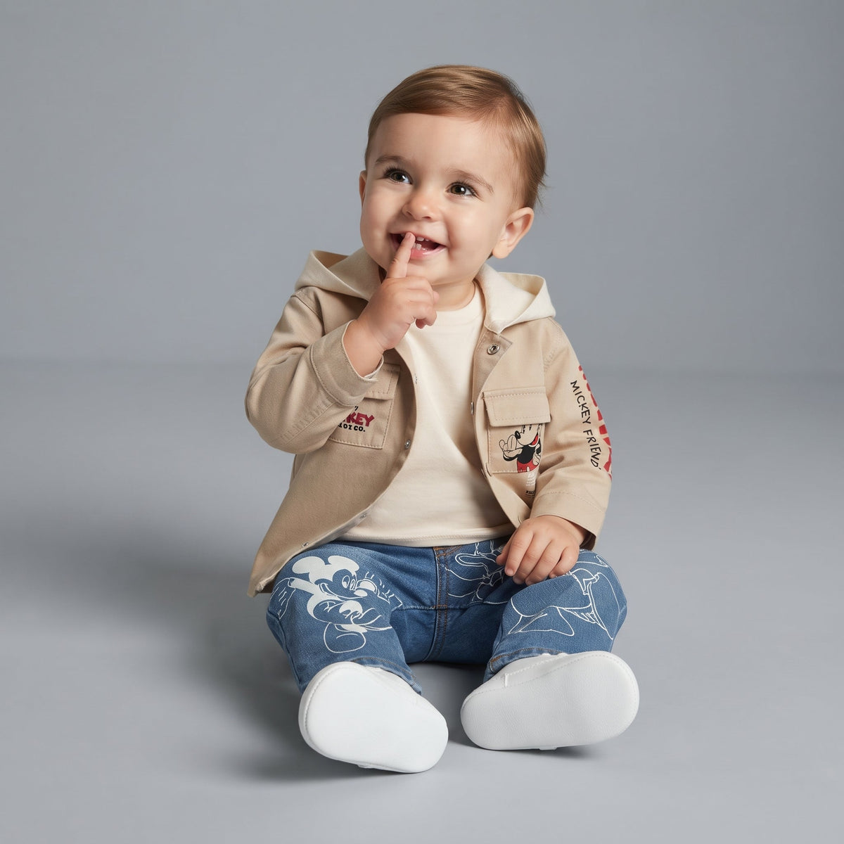 Bebé con conjunto EmpiBy de chaqueta caqui con capucha y pantalón de mezclilla azul con estampado de Mickey Mouse