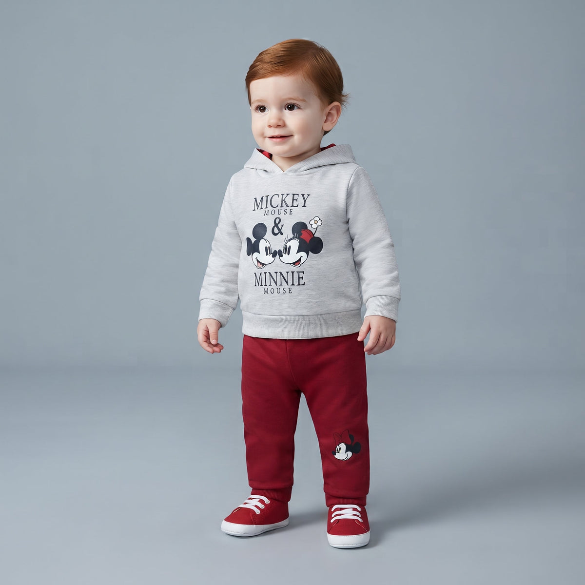 Bebé con conjunto EmpiBy de sudadera gris con capucha de Mickey y Minnie y pantalón rojo cómodo