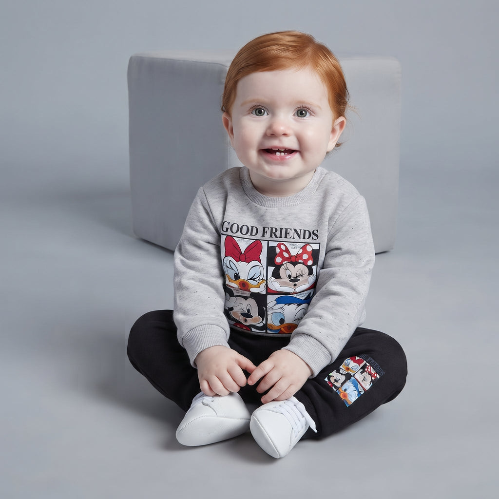 Bebé niña con conjunto EmpiBy de sudadera gris Good Friends y pantalón jogger negro, estilo Disney casual.