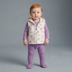 Bebé con conjunto EmpiBy de 3 piezas: chaqueta floral con capucha, body y pantalón acanalado en color morado.