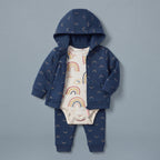 Conjunto EmpiBy de 3 piezas para bebé niña con chaqueta azul de arcoíris, body blanco y pantalón a juego.