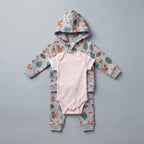 Conjunto EmpiBy de 3 piezas para bebé niña con chaqueta gris estampada, body rosa a rayas y pantalón a juego.
