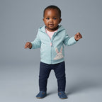 Bebé niña con conjunto EmpiBy de tres piezas: chaqueta azul con conejito, body rosa y legging azul marino