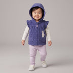Bebé sonriente con conjunto EmpiBy de 3 piezas: chaleco violeta con capucha, body de conejitos y pantalón a rayas.