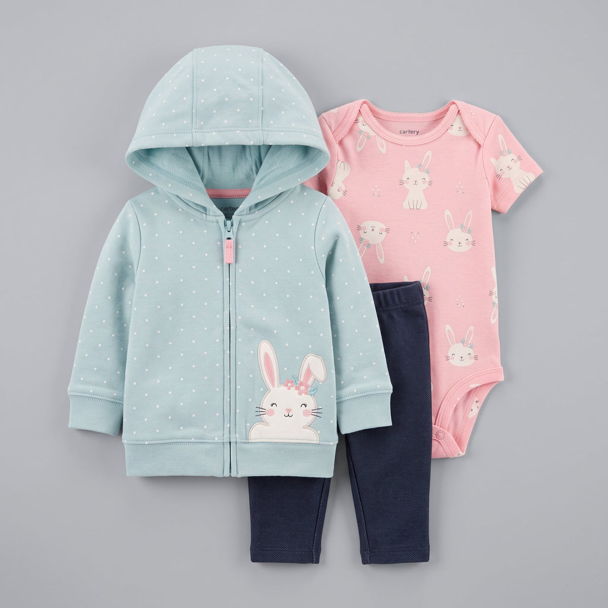 Conjunto EmpiBy de 3 piezas para bebé niña con chaqueta azul pastel, body rosa de conejitos y legging azul marino.