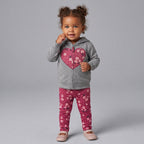 Conjunto de 3 piezas EmpiBy para bebé niña con chaqueta gris, body rosa y legging estampado floral de corazones.