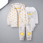 Conjunto EmpiBy de 3 piezas para bebé niña con chaqueta gris de corazones dorados, body blanco y leggings a juego