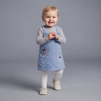 Conjunto EmpiBy de 3 piezas para bebé niña con vestido de pana azul, camiseta gris y medias blancas de Daisy Duck.