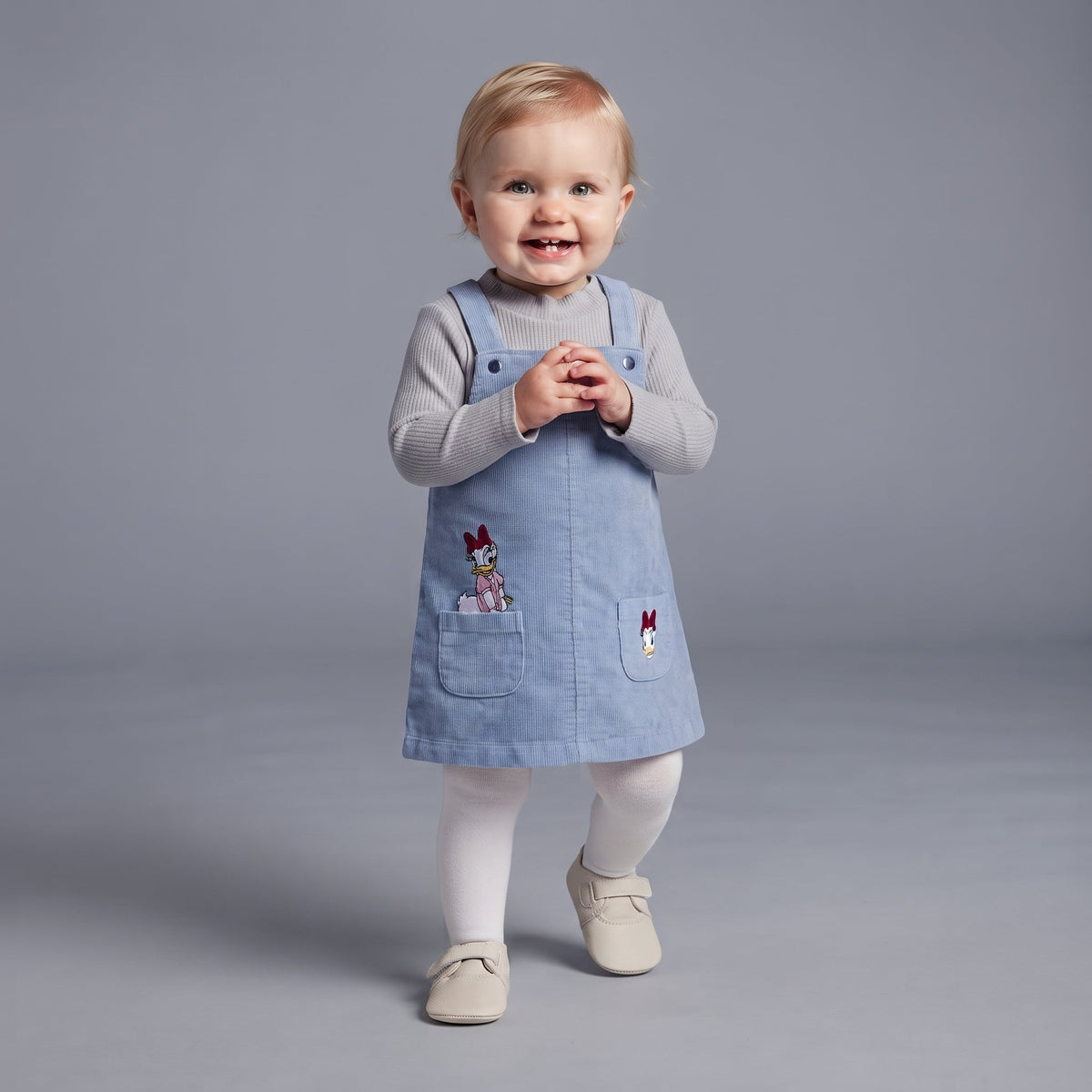 Conjunto EmpiBy de 3 piezas para bebé niña con vestido de pana azul, camiseta gris y medias blancas de Daisy Duck.