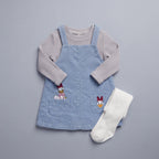 Conjunto EmpiBy de 3 piezas para bebé niña con vestido de pana azul, camiseta gris y medias blancas de Daisy Duck.
