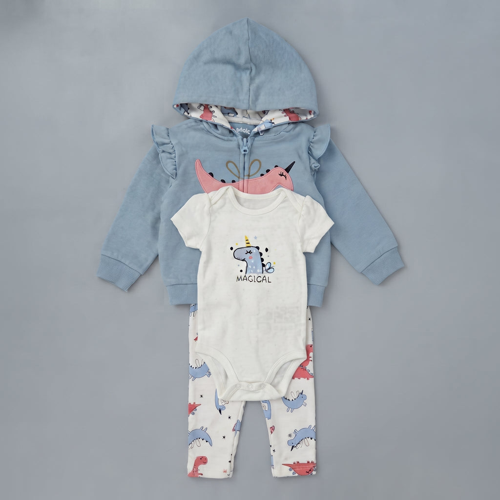 Conjunto de 3 piezas EmpiBy para bebé niña con chaqueta azul, body blanco con estampado y pantalón de dinosaurios.