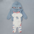 Conjunto de 3 piezas EmpiBy para bebé niña con chaqueta azul, body blanco con estampado y pantalón de dinosaurios.