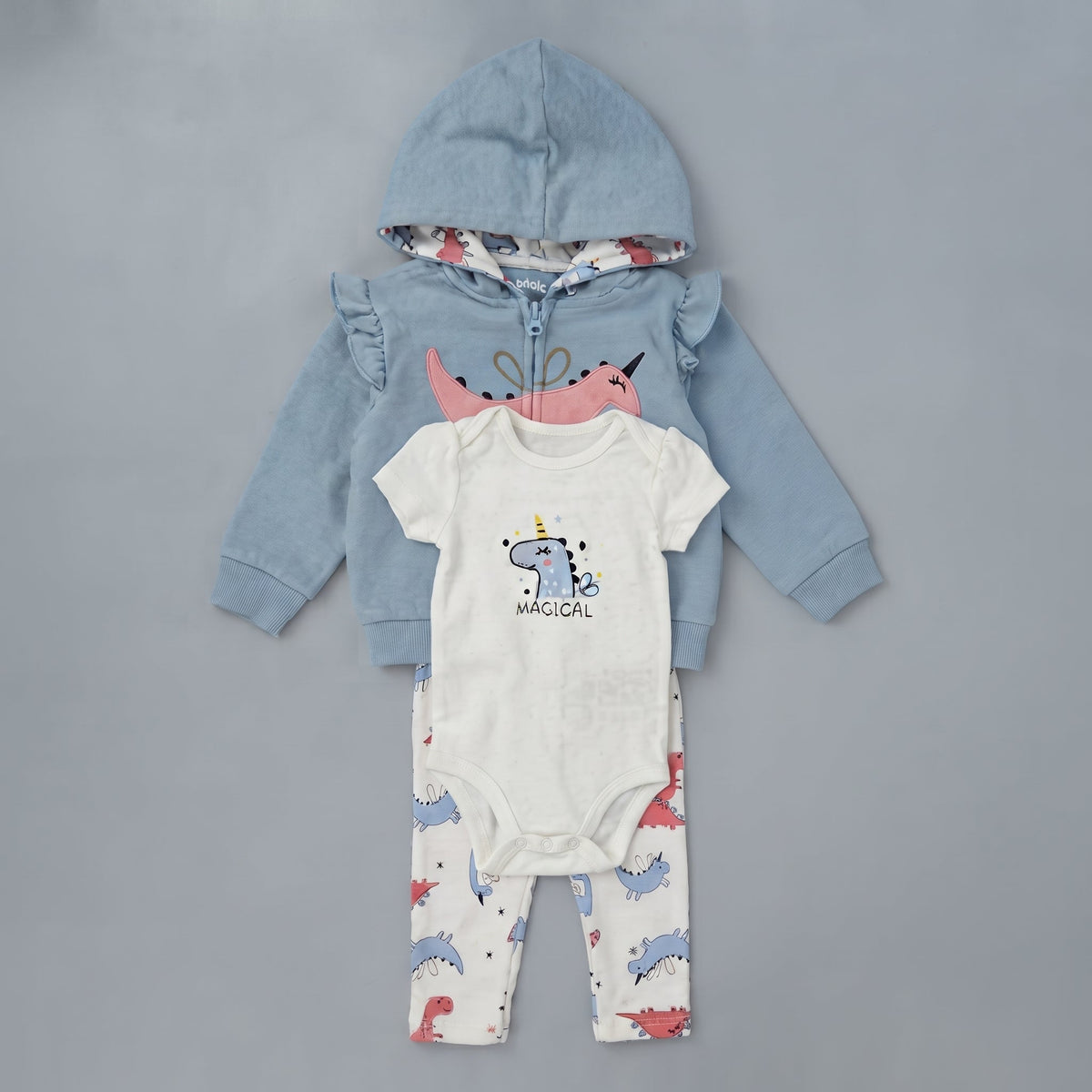 Conjunto de 3 piezas EmpiBy para bebé niña con chaqueta azul, body blanco con estampado y pantalón de dinosaurios.