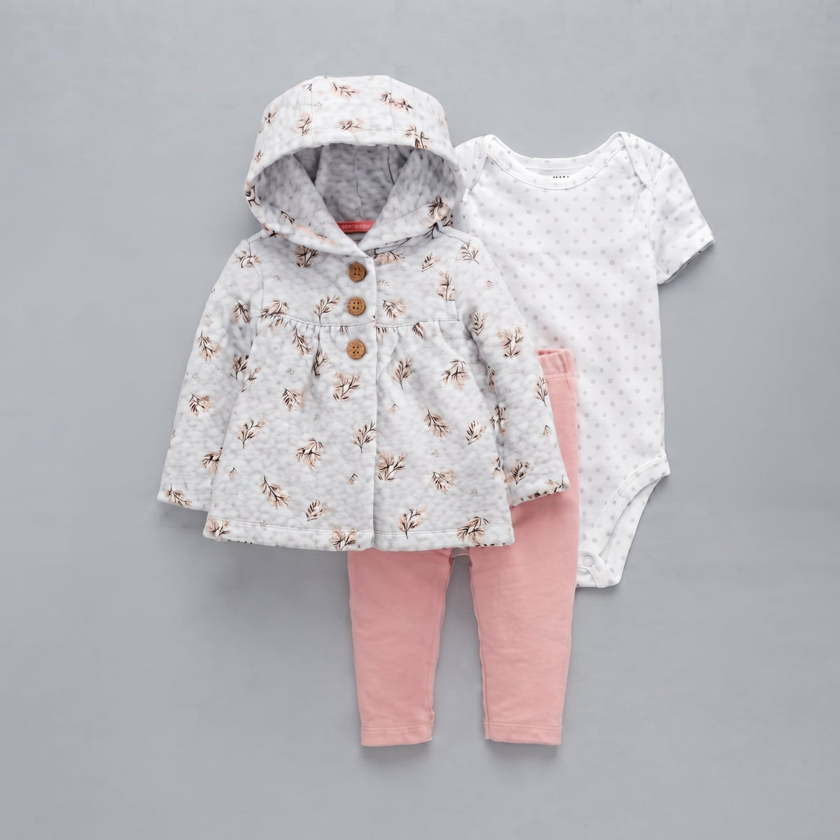 Conjunto EmpiBy de 3 piezas para bebé niña: chaqueta gris con flores, body blanco de lunares y legging rosa suave.